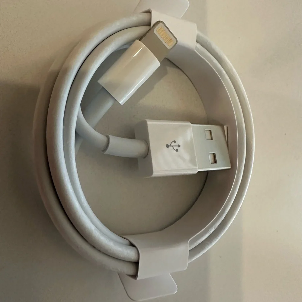 Apple iPhone White EarPods w/Lightning Connector & charging cable